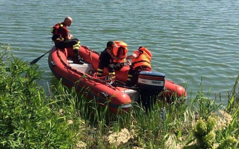 Escono per una gita in barca e spariscono. Tre dispersi nel Lago Mulargia, Orroli