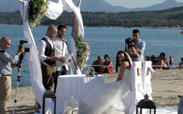 Roger e Natalie hanno detto “Sì, lo voglio” nella bellissima spiaggia di Basaura