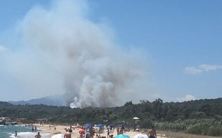 Ancora incendi in Ogliastra: Cea in fiamme, elicotteri antincendio in azione