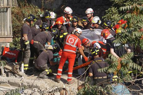 Otto vittime nel crollo di una palazzina a Torre Annunziata, la Procura apre un’inchiesta