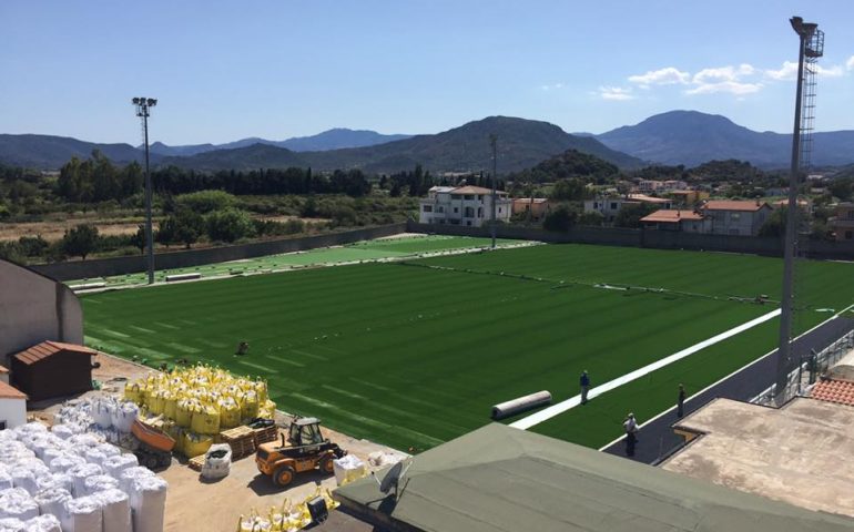 La fotonotizia. Il campo sportivo di Lotzorai cambia look grazie al nuovo manto erboso