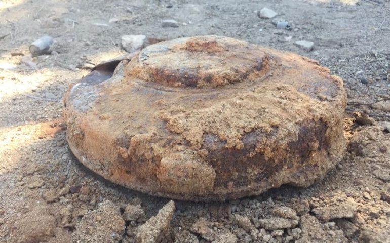 Bari Sardo, dissotterrata mina anticarro durante i lavori di posa dei cavi elettrici