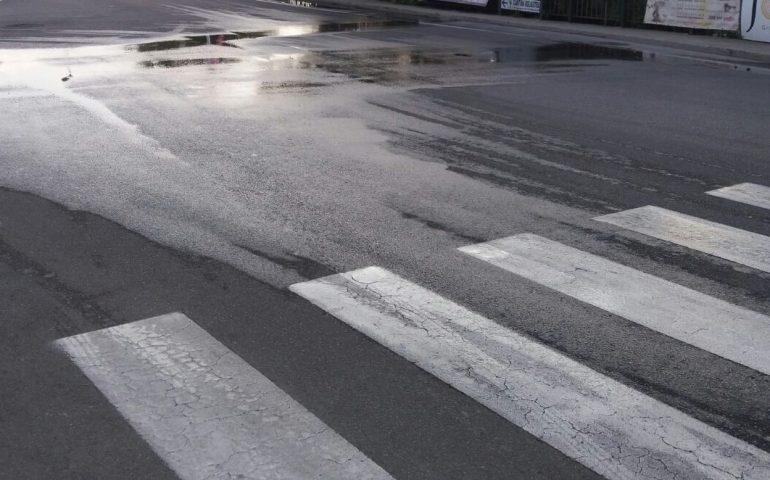 Arbatax, ancora perdite d’acqua in via Lungomare. Il disagio dei commercianti