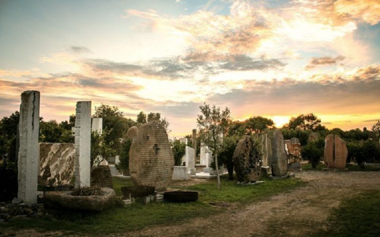 Vandali in azione al Giardino Sonoro di Pinuccio Sciola. Deturpate decine di opere