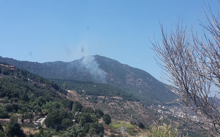 Incendio ad Arzana, partito da Lanusei l’elicottero della Forestale