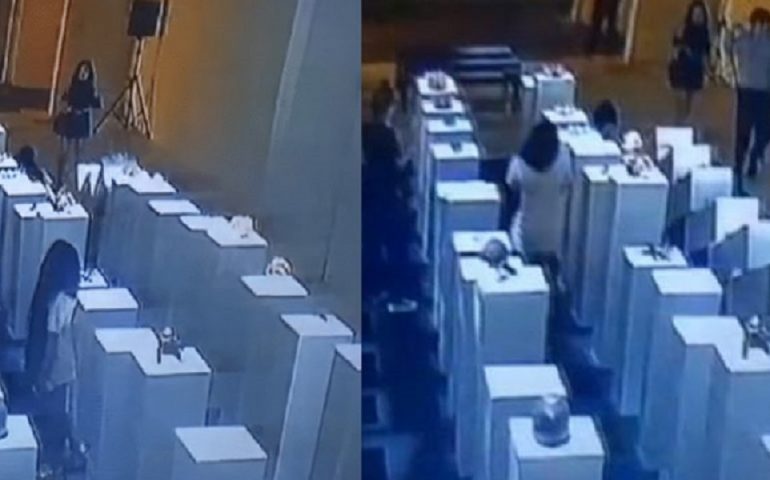 Visitatrice si fa un selfie al museo e butta giù tutto. Danni per 200mila dollari (VIDEO)