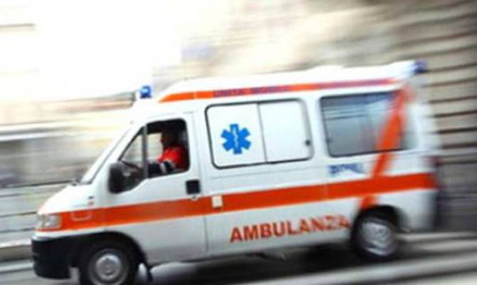 Due persone finiscono contro il guard rail, portate in ospedale in codice rosso