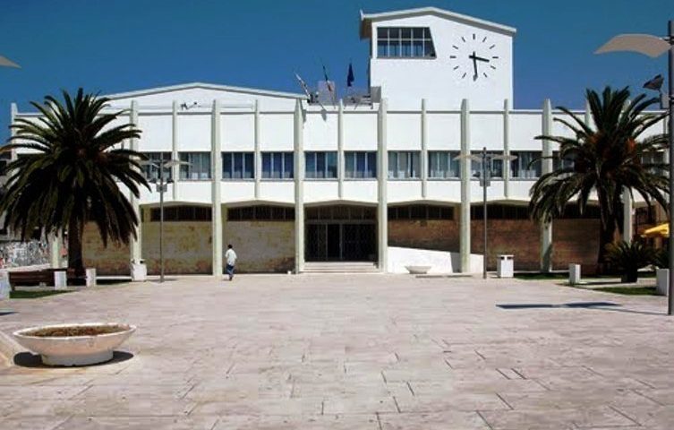 Strage sfiorata a Porto Torres: un uomo ha tentato di far esplodere una bombola di fronte al Municipio