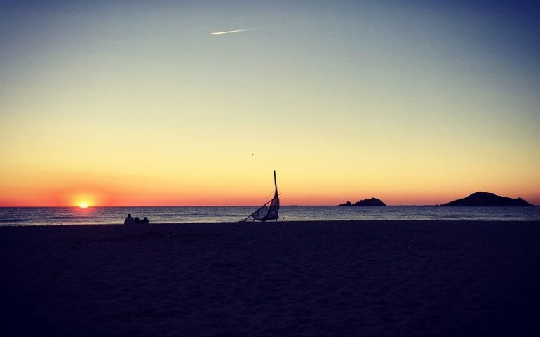 Le foto dei lettori. L’alba vista dalla spiaggia di “Tancau” nello scatto di Rimedia Porcu