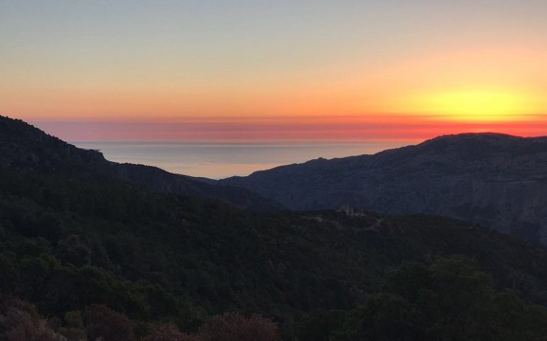 Le foto dei lettori. Cala Luna vista da Urzulei nello scatto di Valentina Mereu