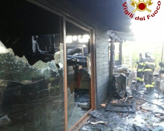 Chiosco distrutto dalle fiamme: incendio nella notte a Villaurbana