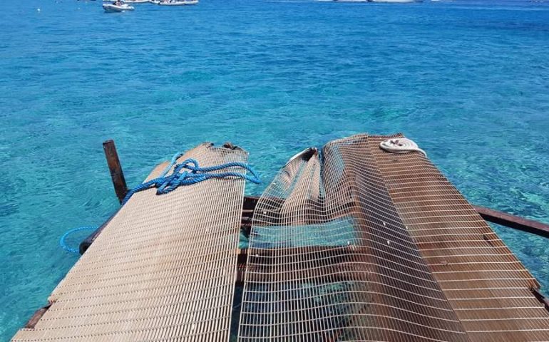 Motonave contro il pontile a Cala Luna. Bloccato l’accesso alla spiaggia