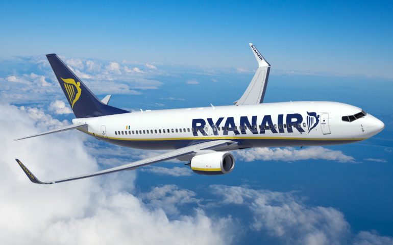 Ryanair. Secondo bagaglio a mano a pagamento: la regola è retroattiva. E l’Enac insorge