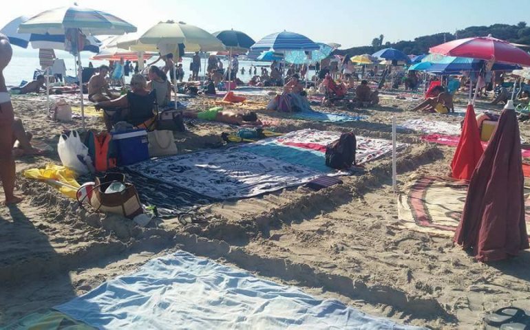 Continua la saga dei furbetti da spiaggia: dopo i lettini e gli ombrelloni, ecco spuntare la muraglia