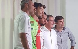 Il mister Gianluca Hervatin e il presidente Daniele Arras con alcuni giocatori alla presentazione delle nuove maglie. 