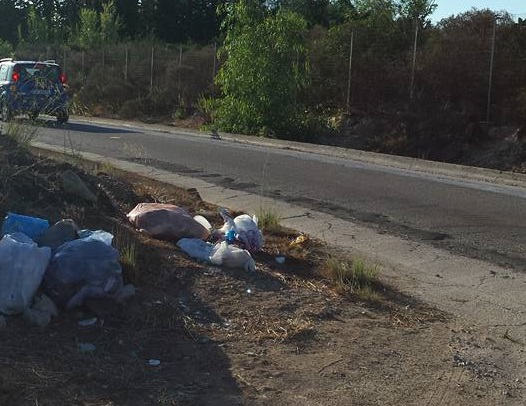 Tortolì, cartoline di inciviltà dal quartiere Is Tanas, tra rifiuti abbandonati e buche nell’asfalto