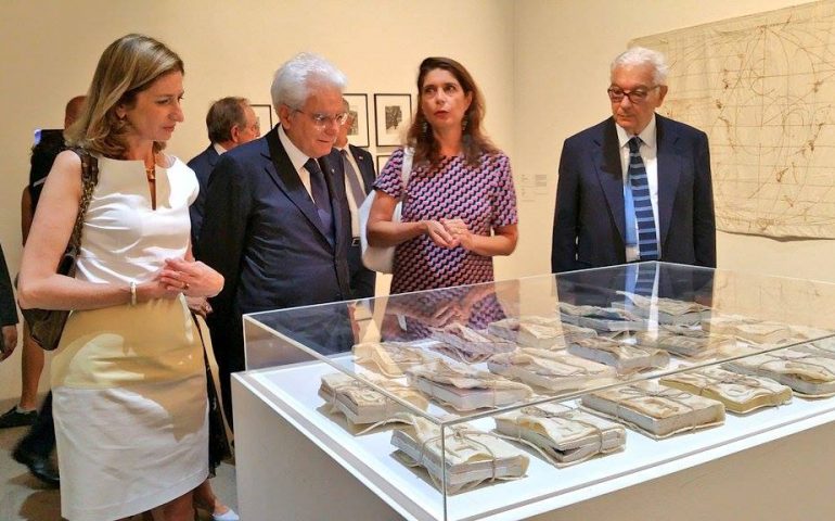 Il Presidente Mattarella di fronte alle opere di Maria Lai alla Biennale di Venezia