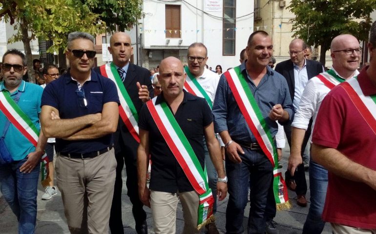 Sono partiti! Il corteo di protesta si snoda tra le vie di Lanusei, verso l’ospedale