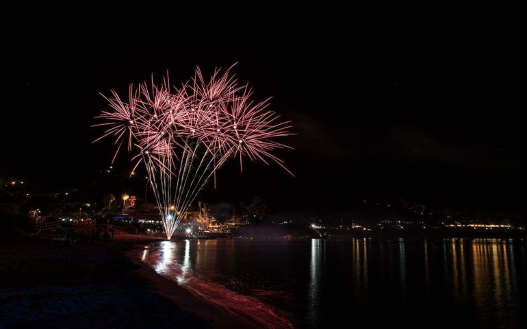 Le foto dei lettori. La Baia di Porto Frailis incorniciata dai fuochi d’artificio