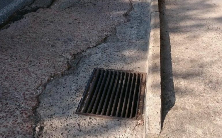 Tortolì, in via Pirastu i residenti combattono con i miasmi provenienti dai tombini