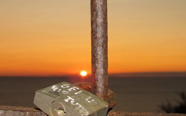 Le foto dei lettori. Il Faro Bellavista come Ponte Milvio: lucchetti e dichiarazioni d’amore