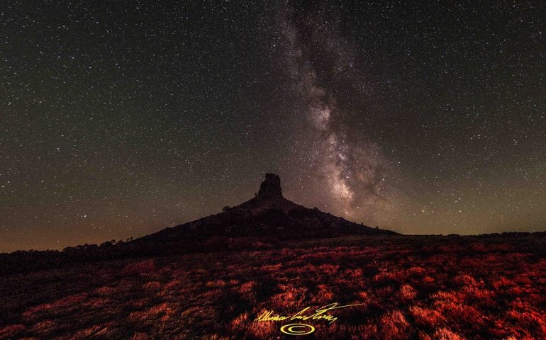 Le foto dei lettori. Doppio spettacolo a Gairo: la Via Lattea si staglia con maestosità dietro Perda Liana