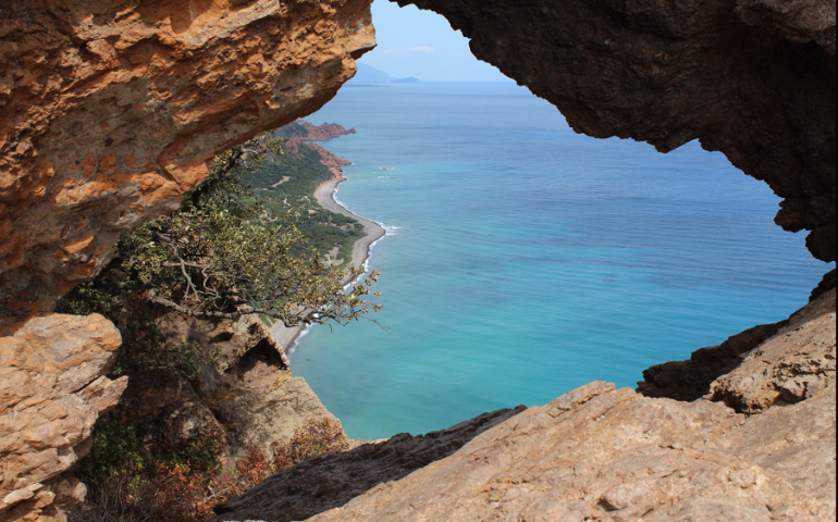 Le foto dei lettori. Sa Perda Stampada (Marina di Gairo) con vista su Coccorrocci