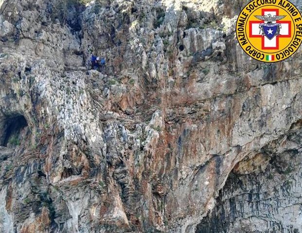 Baunei, turista si perde e trascorre la notte sulla parete rocciosa a trenta metri dal mare