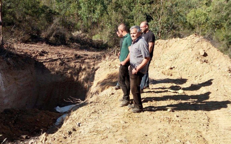 La fotonotizia. Blue tongue: i pastori di Tertenia sulla fossa comune di Corriga