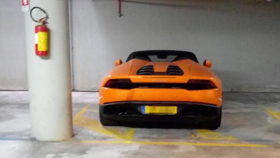 Porto Cervo, la Lamborghini da 200mila euro di un turista nel parcheggio dei disabili da giorni: multato