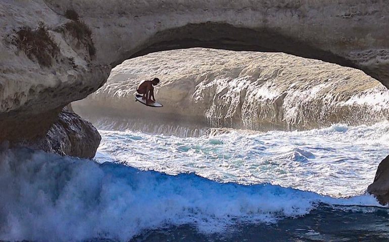 La foto. Lo sportivo e la natura: la spettacolare surfata di Francisco Porcella a S’Archittu