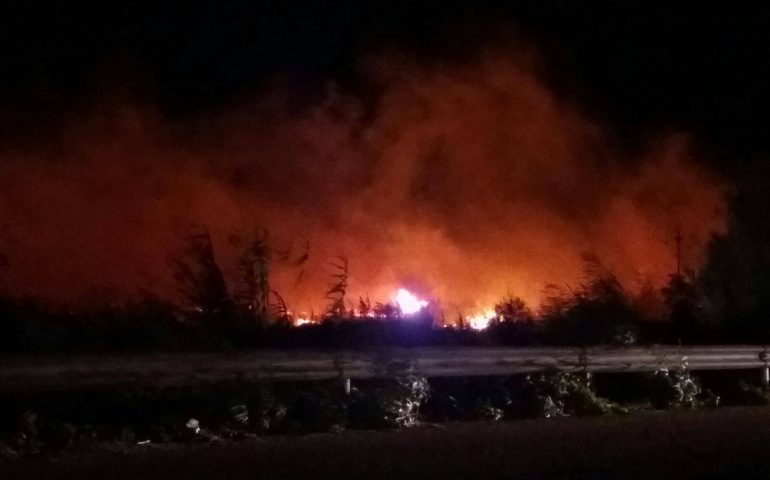 Notte di fiamme a Tortolì: i vigili del fuoco impegnati tutta la notte per domare tre incendi