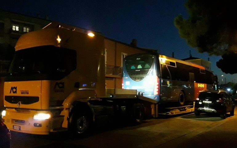 La fotonotizia. Autobus in panne ad Arbatax, il carroattrezzi arriva da Decimo