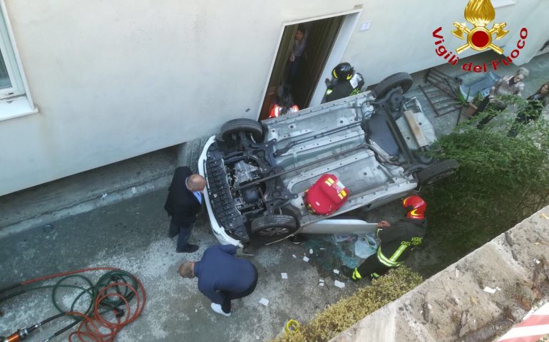 Nuoro, precipita con l’auto in un cortile privato, gravi traumi per un 80enne