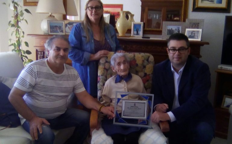 La fotonotizia. Il sindaco Serra di Ulassai ha consegnato una targa alla centenaria Luigina Puddu