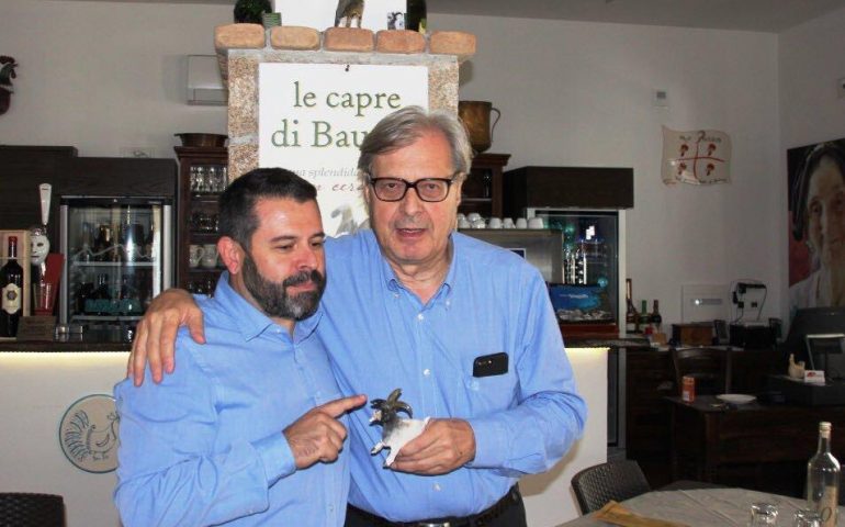 Visita stamane a Baunei di Vittorio Sgarbi. Il professore ha ricevuto in dono una capra in ceramica