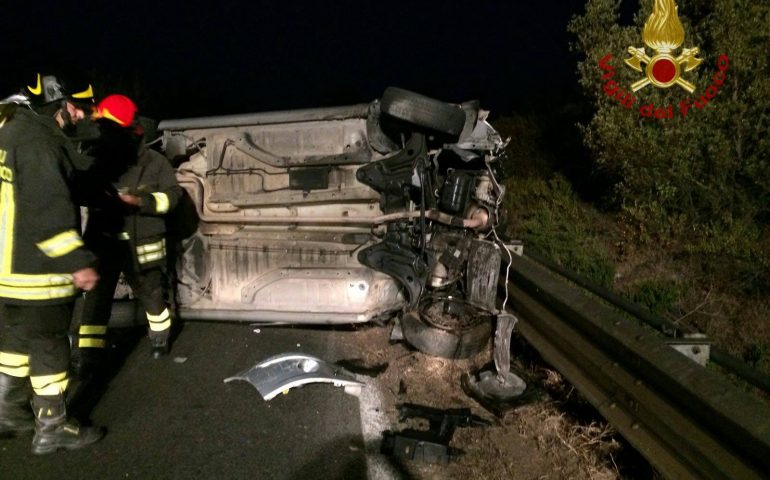 Auto si ribalta sulla statale 130, giovane donna in codice rosso all’ospedale