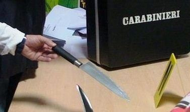 Panico ad Olbia, uomo armato di machete aggredisce i carabinieri