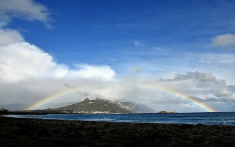 Le foto dei lettori. Un cielo autunnale, con l’arcobaleno, visto dalla spiaggia di Arbatax