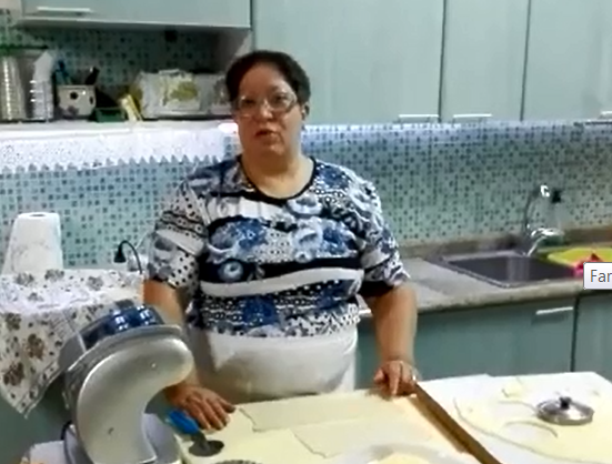 Come preparare le Sebadas villagrandesi? Fiora Contu ce lo spiega in questo video-tutorial