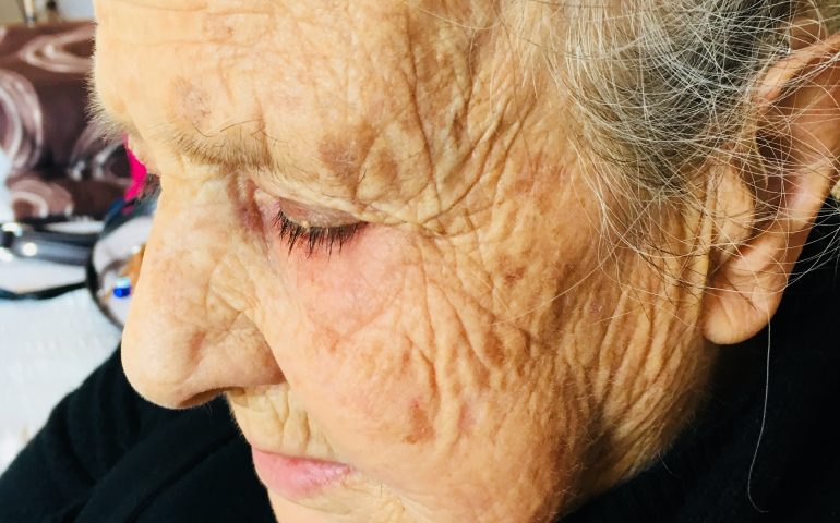 Amelia Lai, 96 anni di ricordi della “sarta di Lanusei”. Il segreto per vivere a lungo? Non arrabbiarsi