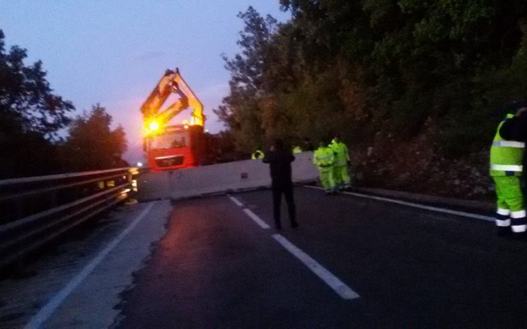 La fotonotizia. Tratto di strada della SS 125 dopo la frana, proseguono i lavori?