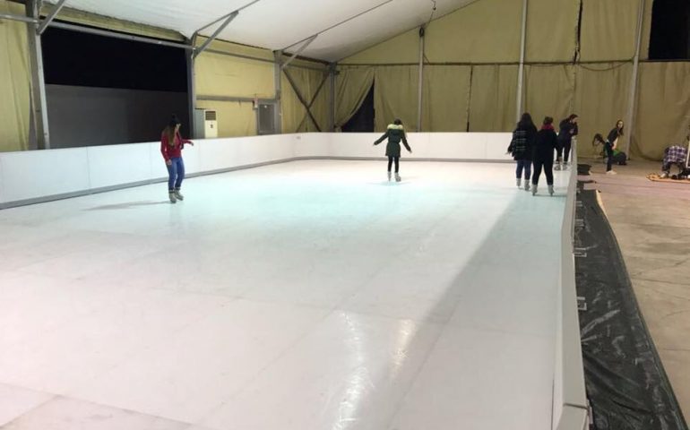 Per la prima volta a Tortolì una pista di pattinaggio sul ghiaccio: dalle 18 pattini ai piedi