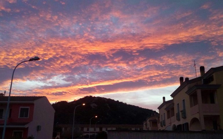 Le foto dei lettori. Tra mille sfumature, il sole tramonta sui tetti tortoliesi