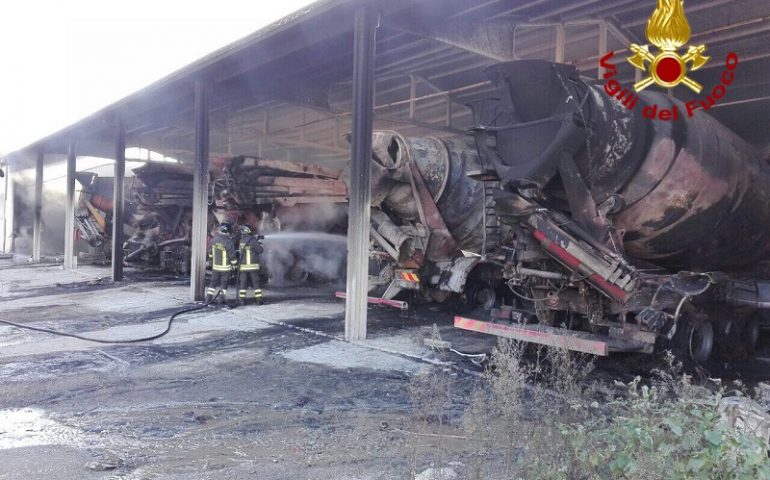 Orosei, grave incendio in un capannone, vanno a fuoco cinque betoniere