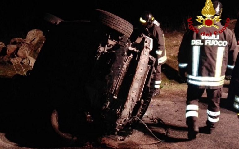 Auto si ribalta in circonvallazione, feriti tre giovani a Orotelli