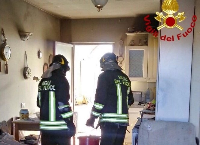 San Teodoro, va in fiamme la cucina, 91enne salvata dalla vicina di casa