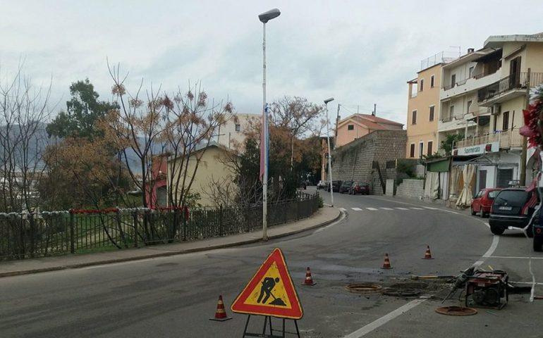 Arbatax, al lavoro per sistemare la perdita di Via Lungomare