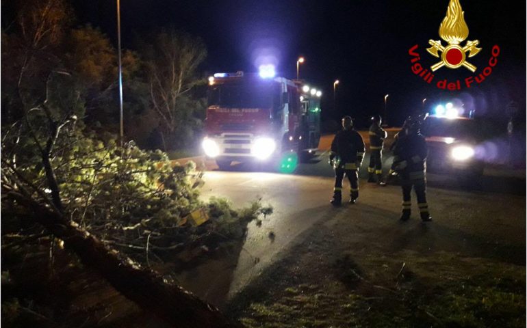 Il forte vento mette in crisi l’Ogliastra, numerosi interventi dei Vigili del Fuoco nella notte