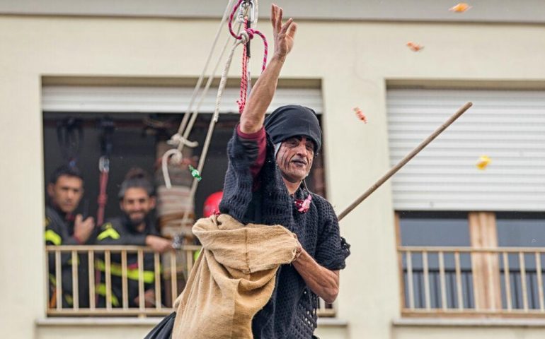 La Befana volante conquista i bambini tortoliesi ( PHOTOGALLERY)